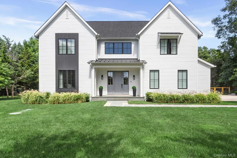 8 Sweetgrass RD, Westhampton, NY 11977