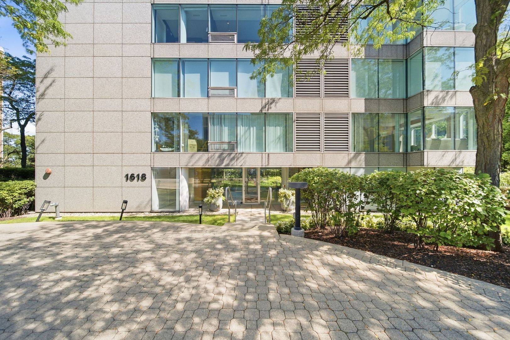 1618 Sheridan RD #4, Wilmette, IL 60091