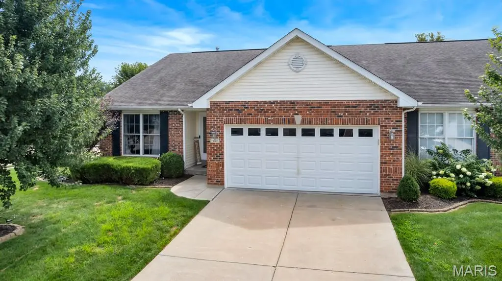 41 Huntgate DR #12A, St Peters, MO 63376