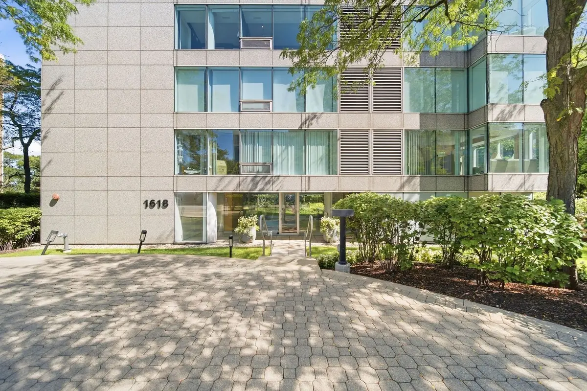 1618 Sheridan RD #4, Wilmette, IL 60091