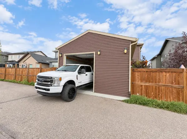 2584 Ravenslea GDNS SE, Airdrie, AB T4A 0T2