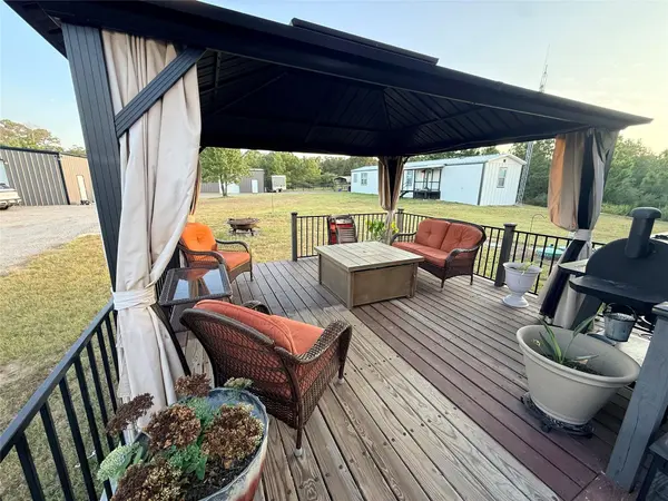 247 W Broken Tree LN, Smithville, TX 78957