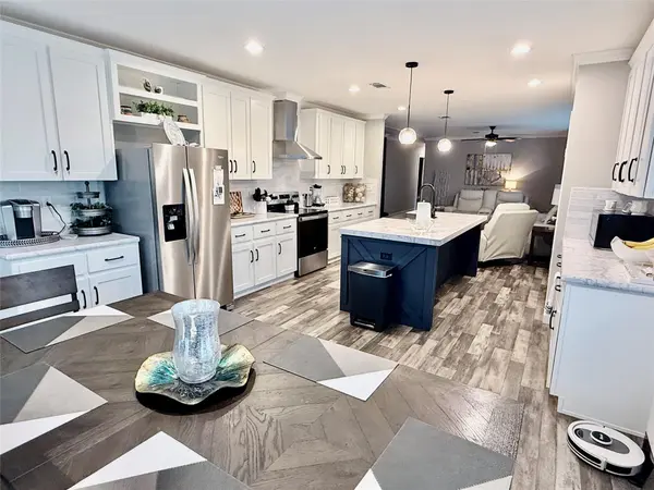 247 W Broken Tree LN, Smithville, TX 78957