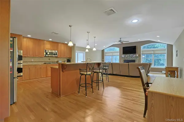 3 Five Oaks LN, Valley Cottage, NY 10989