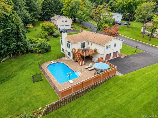 3 Five Oaks LN, Valley Cottage, NY 10989