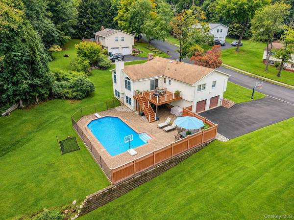 3 Five Oaks LN, Valley Cottage, NY 10989