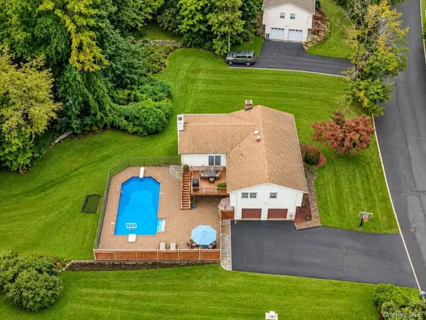 3 Five Oaks LN, Valley Cottage, NY 10989