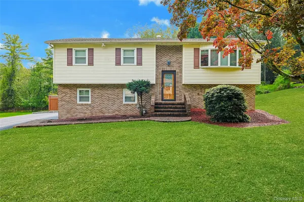 3 Five Oaks LN, Valley Cottage, NY 10989