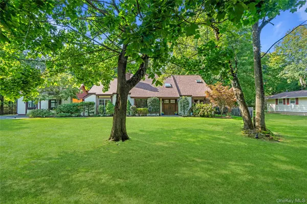 1 W Gate DR, Huntington, NY 11743