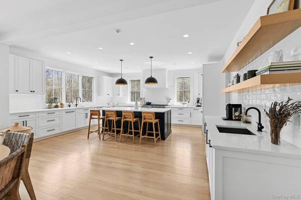 8 Sweetgrass RD, Westhampton, NY 11977