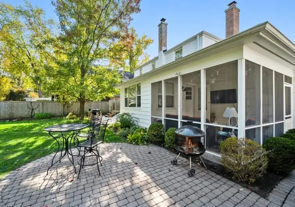 1037 Blackthorn LN, Northbrook, IL 60062