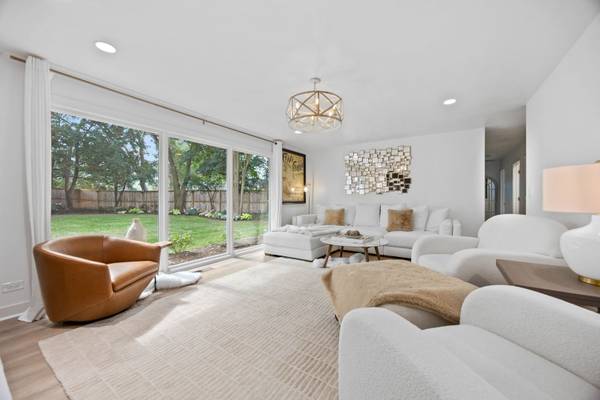 1909 Martingale RD, Wheaton, IL 60187
