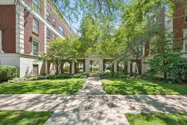 486 Sheridan RD #2, Evanston, IL 60202