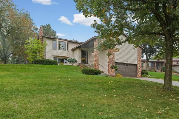 1142 Parkview LN, Eagan, MN 55123
