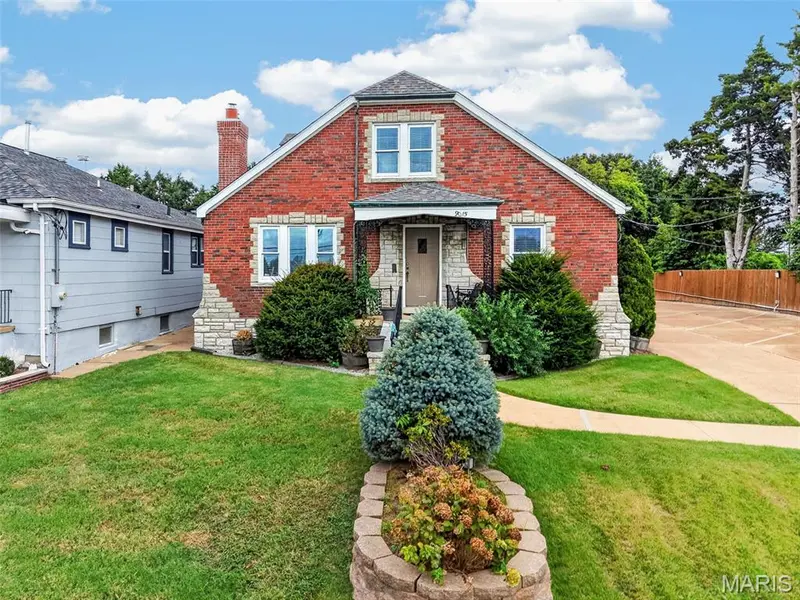 9015 Gravois RD, Affton, MO 63123