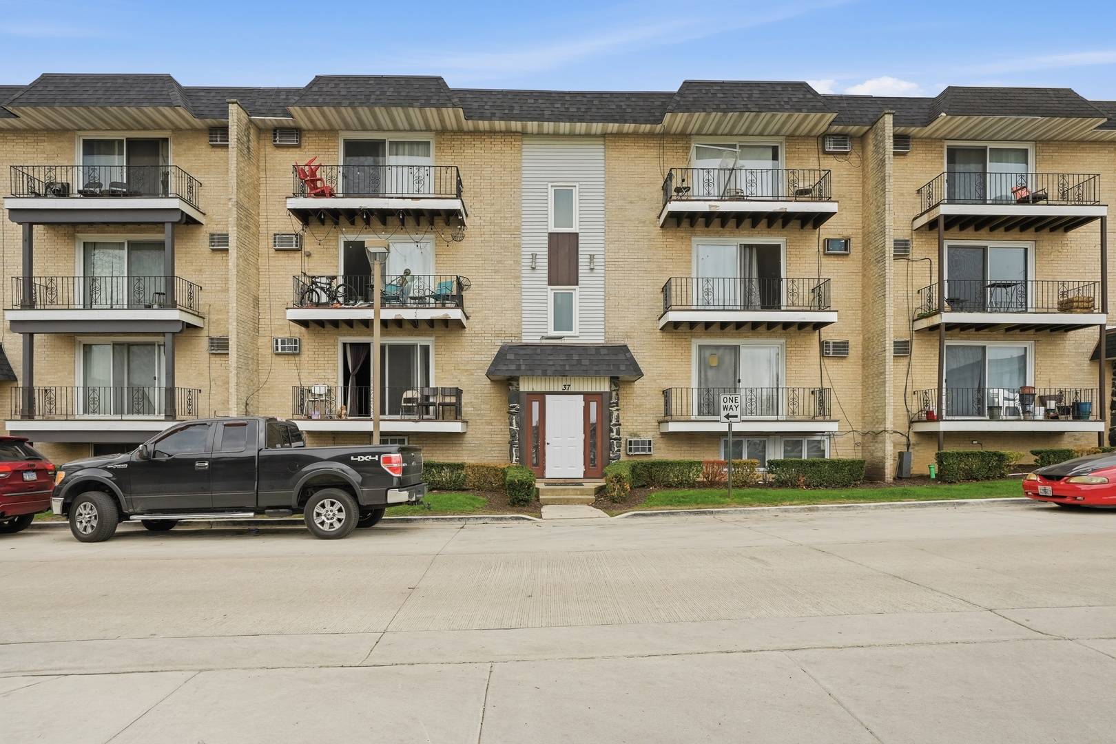 37 W 66th ST #5, Westmont, IL 60559