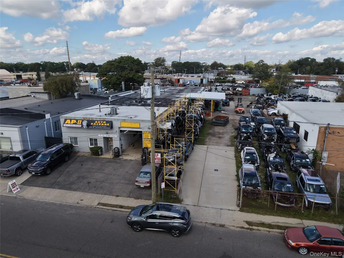 556 W Hoffman AVE, Lindenhurst, NY 11757