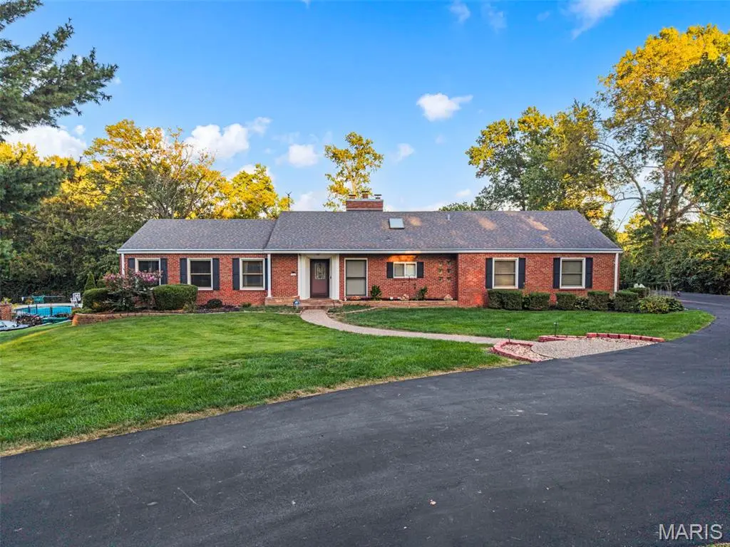 2310 N Ballas RD, Town And Country, MO 63131
