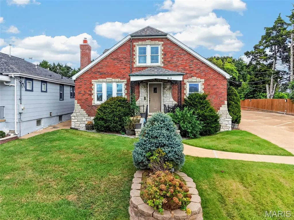 9015 Gravois RD, Affton, MO 63123
