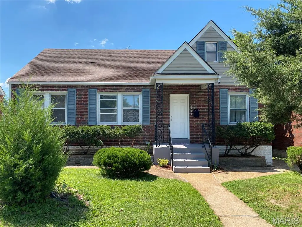 8902 Oneida LN, St Louis, MO 63114