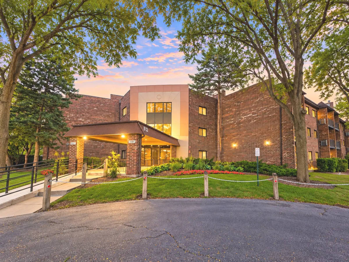 1112 Castilian CT #C305, Glenview, IL 60025
