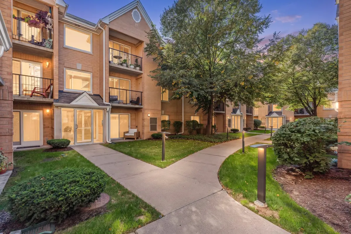 8700 W Evelyn LN #204, Chicago, IL 60656