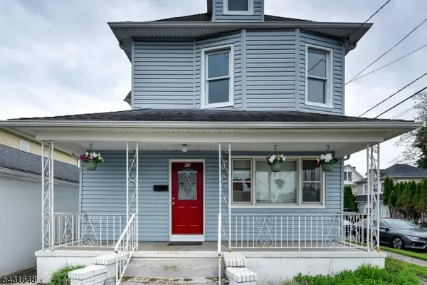 40 Grove St, Elmwood Park Boro, NJ 07407