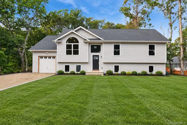 129 Cedar LN, Medford, NY 11763