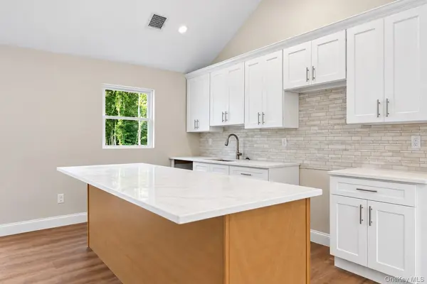 129 Cedar LN, Medford, NY 11763