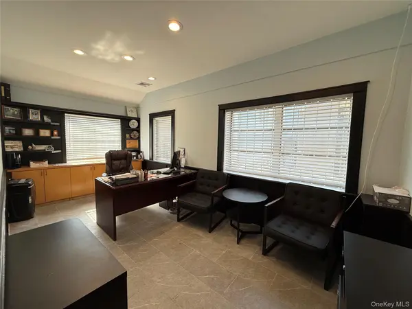 556 W Hoffman AVE, Lindenhurst, NY 11757