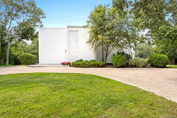 40 Peacock PATH, East Quogue, NY 11942