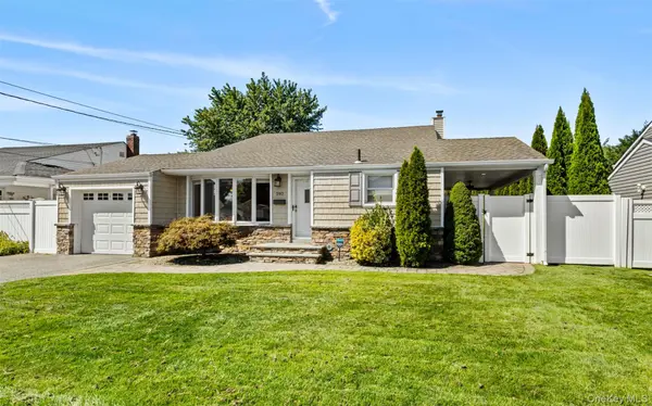 392 Philadelphia AVE, Massapequa Park, NY 11762