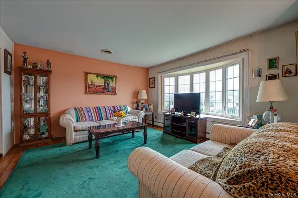 15 Earl PL, Amityville, NY 11701