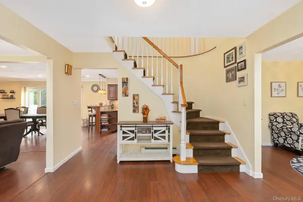 24 Frank ST, Smithtown, NY 11787