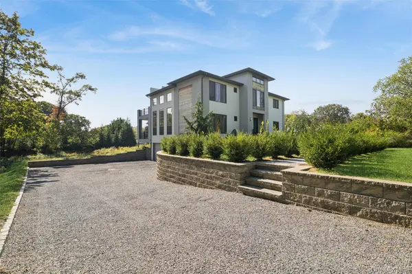 1001 Peconic Bay BLVD, Jamesport, NY 11947