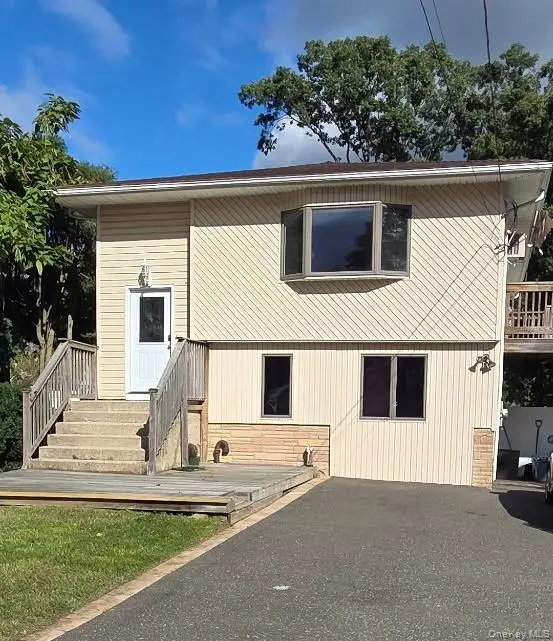 41 Powell AVE, Farmingville, NY 11738