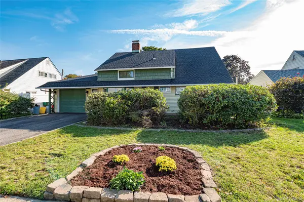 32 Swing LN, Levittown, NY 11756