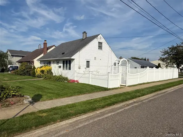 271 Forest AVE, Massapequa, NY 11758