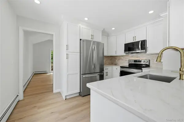 192 Iceland DR, South Huntington, NY 11746