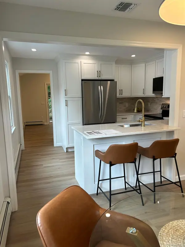 192 Iceland DR, South Huntington, NY 11746