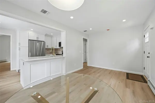 192 Iceland DR, South Huntington, NY 11746