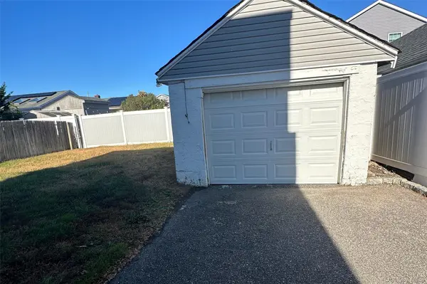 32 McKinley AVE, Lindenhurst, NY 11757