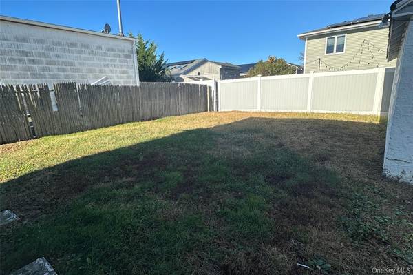 32 McKinley AVE, Lindenhurst, NY 11757