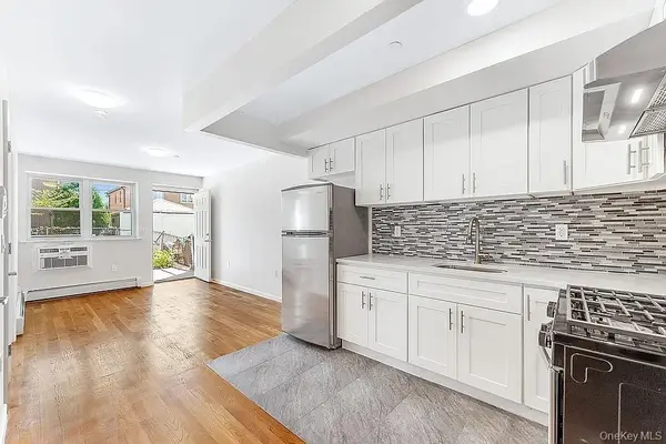 20-65 48th ST, Astoria, NY 11105