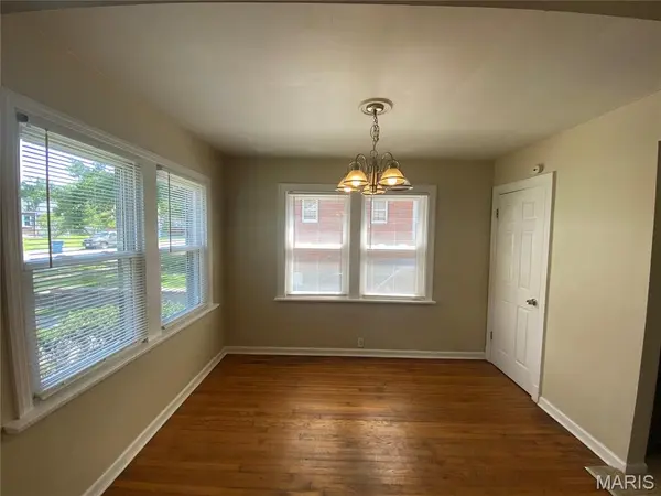 8902 Oneida LN, St Louis, MO 63114