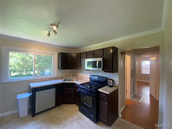 8902 Oneida LN, St Louis, MO 63114