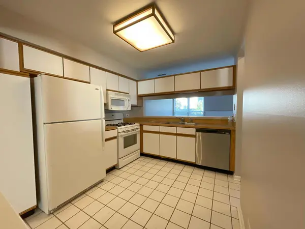 620 Cobblestone CT #620, Elgin, IL 60120