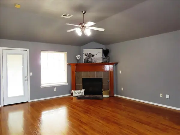 304 SW 44th ST, Moore, OK 73160-1009