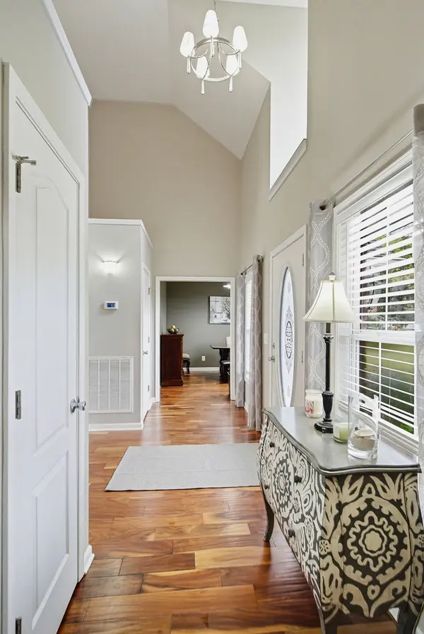 1002 Washington Dr, Cottontown, TN 37048