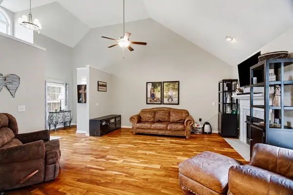 1002 Washington Dr, Cottontown, TN 37048
